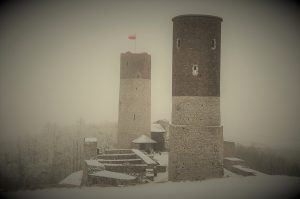 Zamek w Chęcinach we mgle