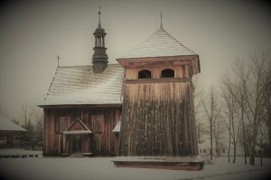 drewniany kościół w skansenie Muzeum Wsi Kieleckiej w Tokarni zimą